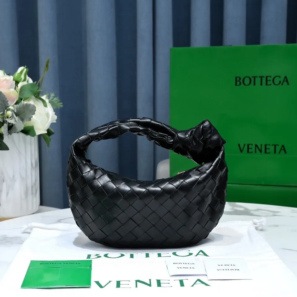 Batch 1120 BV Bottega Veneta 2021 Early Spring New Ladies MINI JODIE Handbag BV Bag 🔥The new method is to round the corners on the original basis and knot the round hobo bag with classic woven leather. The most iconic triangular pull-out design, using sheepskin draped soft shape, is super suitable for concave shapes~ Jodie feels really gentle to people, and is definitely the best item for daily matching. It has the same weave, new elements and twists, is compact and versatile, and is the new favorite of street style Internet celebrities! Dimensions: 23x28x8 Model: 6699-1